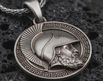 Collar con casco espartano de plata de ley hecho a mano, joyería de la Antigua Grecia.
