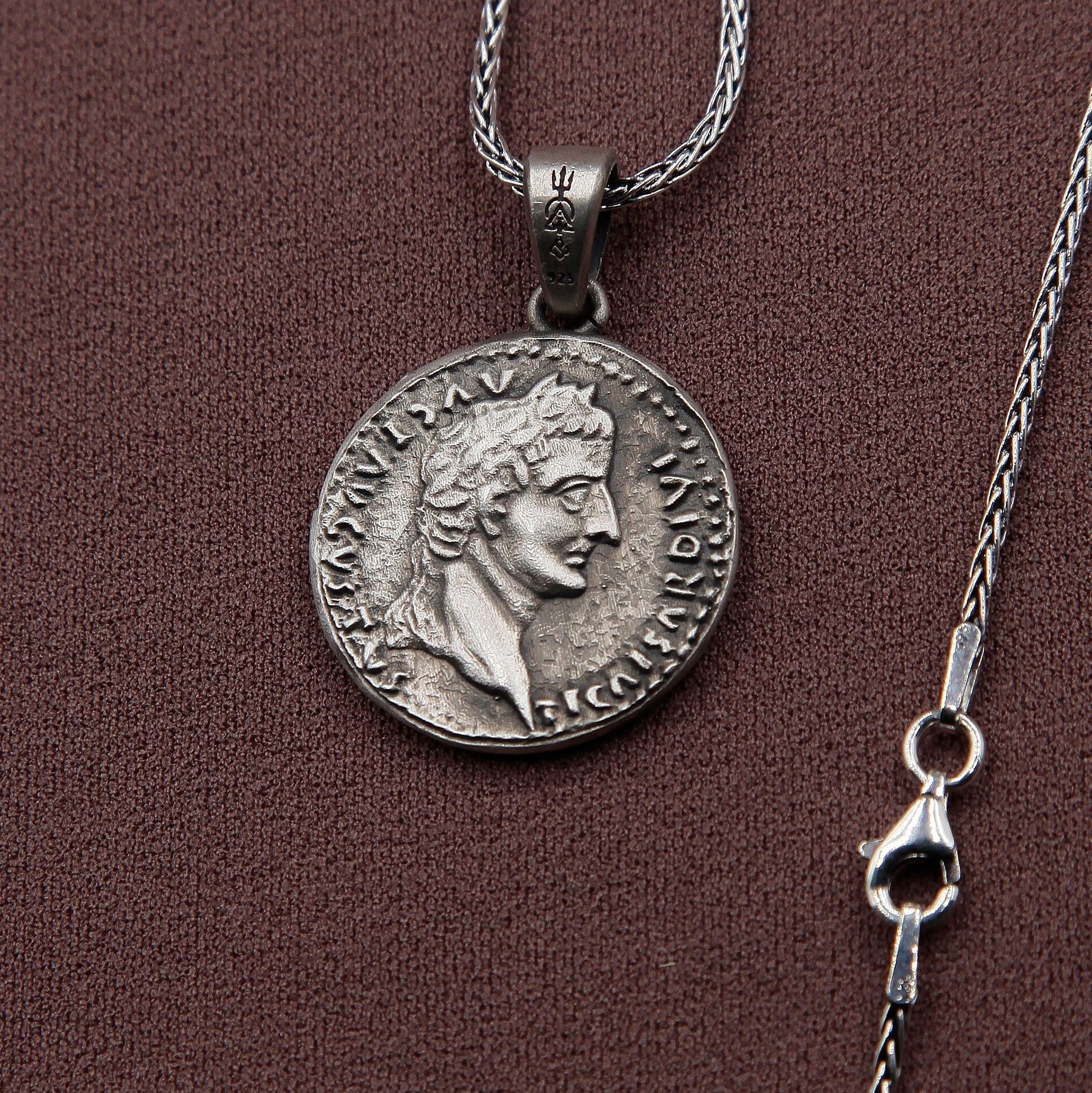 Tiberius-Medaillon des antiken römischen Kaisers, Münzanhänger, Symbol, Exquisiter Schmuck des Autors, römische Münzhalskette, historischer Schmuck