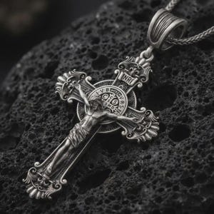 Colar grande com crucifixo gótico e pingente de cruz de São Bento em prata de lei.