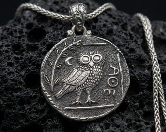 Colgante de búho griego antiguo en plata de ley – Amuleto de Atenea