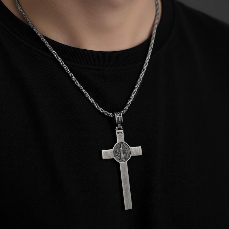 INRI Kruzifix-Halskette mit Jesus-Figur - Katholischer christlicher Kreuzanhänger mit Rosenenden - Glaube Schmuck in Silber & Gold Bild 8