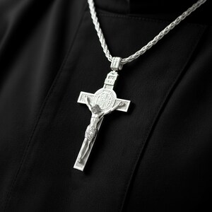 INRI Kruzifix-Halskette mit Jesus-Figur - Katholischer christlicher Kreuzanhänger mit Rosenenden - Glaube Schmuck in Silber & Gold Polished Finish