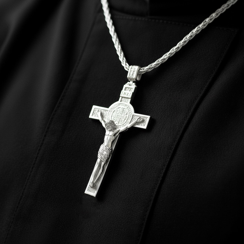 INRI Kruzifix-Halskette mit Jesus-Figur - Katholischer christlicher Kreuzanhänger mit Rosenenden - Glaube Schmuck in Silber & Gold Polished Finish