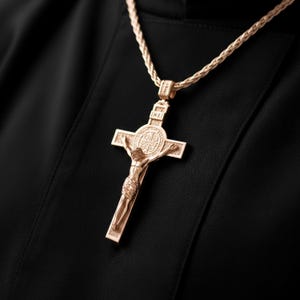 INRI Kruzifix-Halskette mit Jesus-Figur - Katholischer christlicher Kreuzanhänger mit Rosenenden - Glaube Schmuck in Silber & Gold Rose Gold Finish