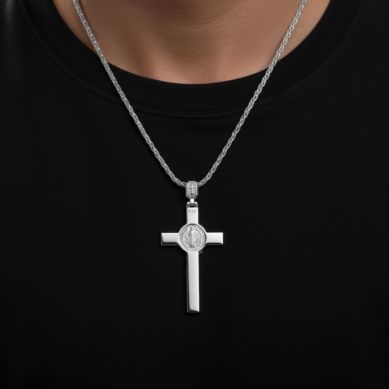 INRI Kruzifix-Halskette mit Jesus-Figur - Katholischer christlicher Kreuzanhänger mit Rosenenden - Glaube Schmuck in Silber & Gold Bild 7