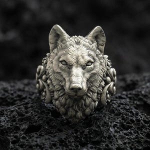 Anillo de lobo tranquilo en plata de ley – Joyería nórdica eslava