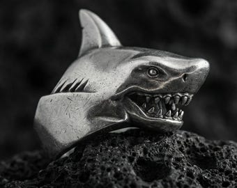 スターリングシルバーのサメのリング：手作りの海の動物ジュエリー