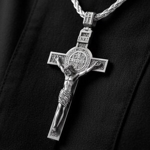 INRI Kruzifix-Halskette mit Jesus-Figur - Katholischer christlicher Kreuzanhänger mit Rosenenden - Glaube Schmuck in Silber & Gold Bild 1
