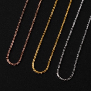 K&ouml;nnte beinhalten: Drei Ketten in verschiedenen Farben: Silber, Gold und Ros&eacute;gold. Die Ketten sind in einem geflochtenen Design gefertigt.