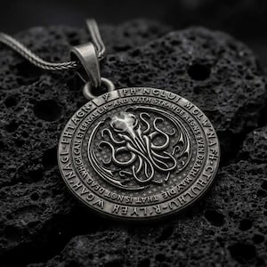 Cthulhu Pendant – Eldritch Horror Necklace, Lovecraftian Amulet, Engravable Fantasy Octopus Sigil Jewelry
