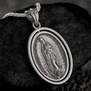Collar giratorio de Nuestra Señora de Guadalupe • Medalla de la Virgen María personalizable • Regalo católico de plata esterlina para hombres y mujeres