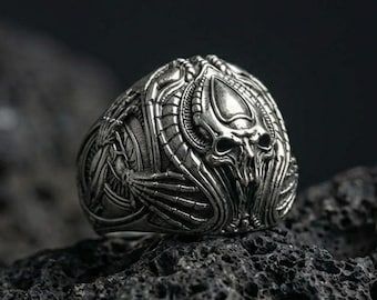 Giger Alien Skull Ring – Biomechanical Sci-Fi Gothic Jewelry in Sterling Silver