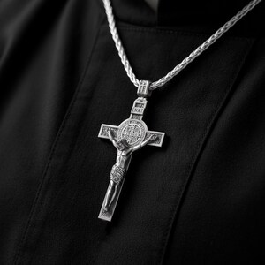 INRI Kruzifix-Halskette mit Jesus-Figur - Katholischer christlicher Kreuzanhänger mit Rosenenden - Glaube Schmuck in Silber & Gold Oxidized Finish