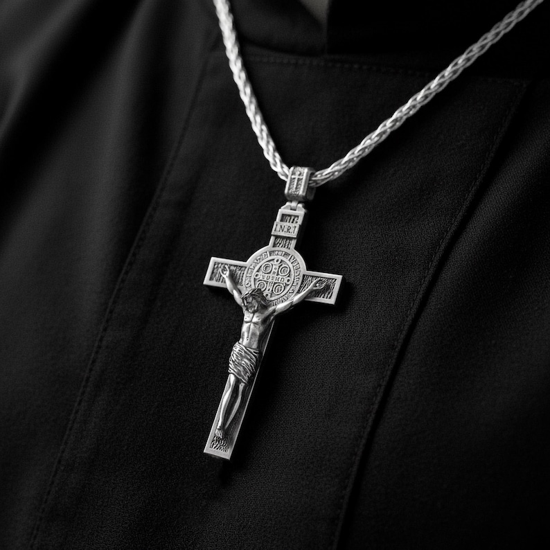 INRI Kruzifix-Halskette mit Jesus-Figur - Katholischer christlicher Kreuzanhänger mit Rosenenden - Glaube Schmuck in Silber & Gold Oxidized Finish