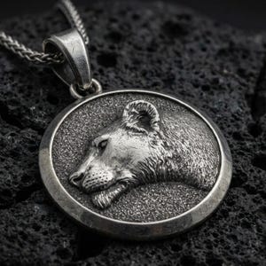 Pingente de Leoa – Colar com Medalhão de Prata Gravável para Mulheres, Joia de Espírito Feroz