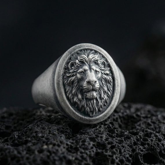 Anillo de sello de león en plata de ley: un accesorio atrevido para hombre