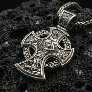 Collana con croce a doppia faccia: San Michele sul davanti, crocifisso di Gesù sul retro, simbolo di doppia fede, gioiello cristiano.