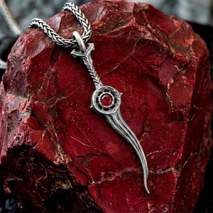 Collar con colgante de espada de plata de ley y piedra preciosa roja