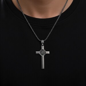 INRI Kruzifix-Halskette mit Jesus-Figur - Katholischer christlicher Kreuzanhänger mit Rosenenden - Glaube Schmuck in Silber & Gold Bild 6