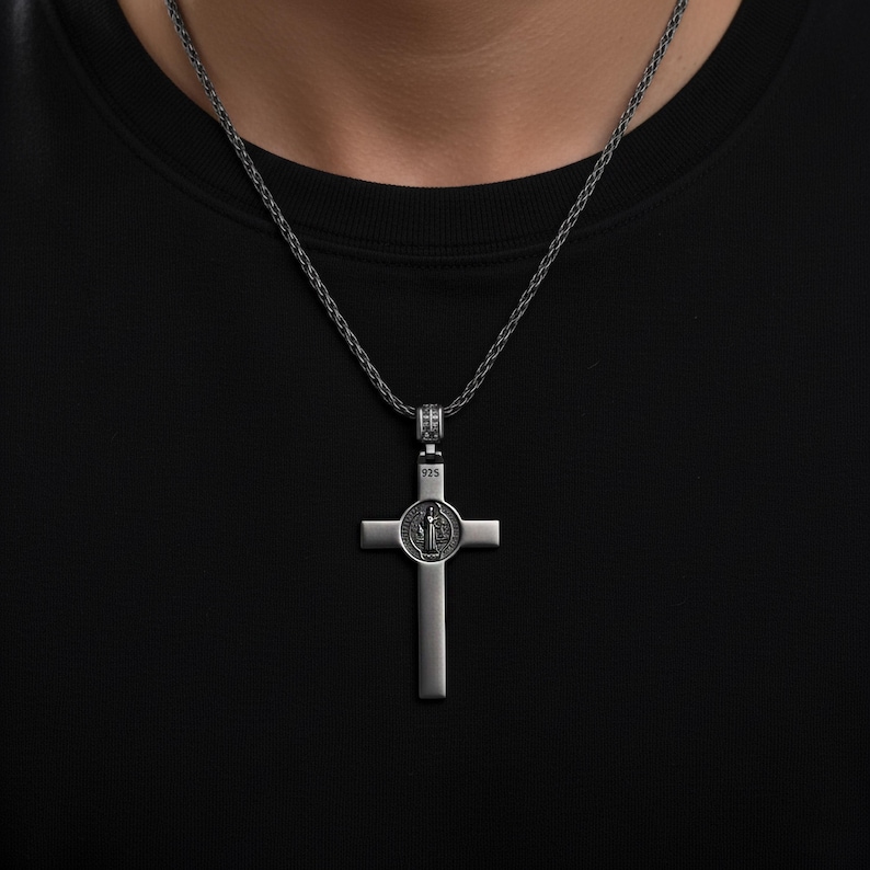 INRI Kruzifix-Halskette mit Jesus-Figur - Katholischer christlicher Kreuzanhänger mit Rosenenden - Glaube Schmuck in Silber & Gold Bild 6