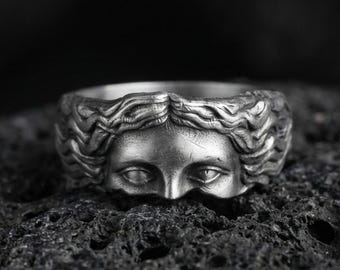 Anillo de plata de ley con la diosa Venus, mitología romana.