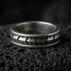 Graveerbare sterlingzilveren pijlring – Gepersonaliseerde bandsieraden
