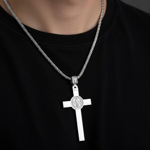 INRI Kruzifix-Halskette mit Jesus-Figur - Katholischer christlicher Kreuzanhänger mit Rosenenden - Glaube Schmuck in Silber & Gold Bild 9