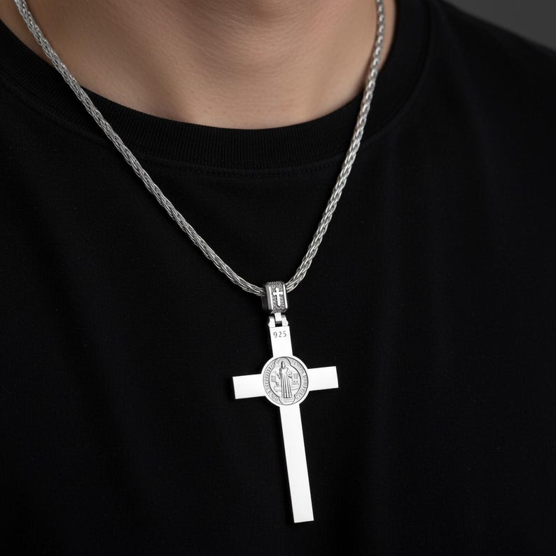 INRI Kruzifix-Halskette mit Jesus-Figur - Katholischer christlicher Kreuzanhänger mit Rosenenden - Glaube Schmuck in Silber & Gold Bild 9