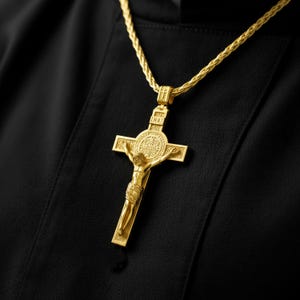 INRI Kruzifix-Halskette mit Jesus-Figur - Katholischer christlicher Kreuzanhänger mit Rosenenden - Glaube Schmuck in Silber & Gold Gold Finish