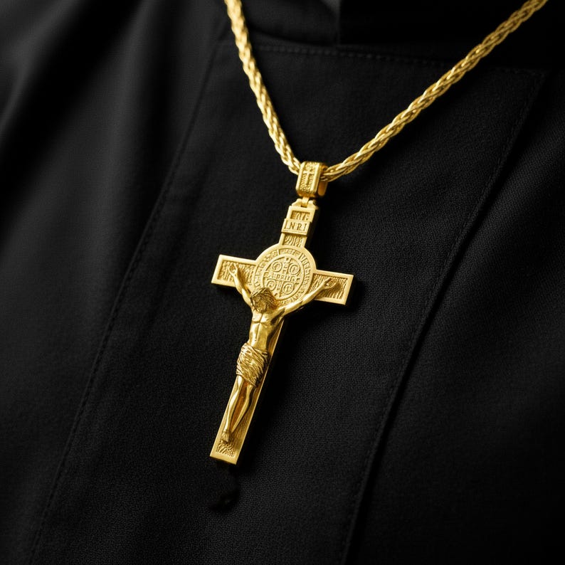 INRI Kruzifix-Halskette mit Jesus-Figur - Katholischer christlicher Kreuzanhänger mit Rosenenden - Glaube Schmuck in Silber & Gold Gold Finish