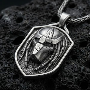Wisiorek z tarczą w kształcie maski drapieżnika • Naszyjnik wojownika science fiction • Amulet łowcy obcych • Futurystyczny medalion bojowy