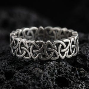 Anillo de nudo celta de plata esterlina, alianza irlandesa