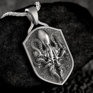 Ciondolo a forma di polpo Kraken • Collana con scudo marino • Gioielli da pirata nautico • Regalo con medaglione tentacolare per uomo
