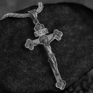 INRI Crucifix Necklace with Jesus Figure – Catholic Christian Cross Pendant with Rose Ends – Faith Jewelry in Silver & Gold