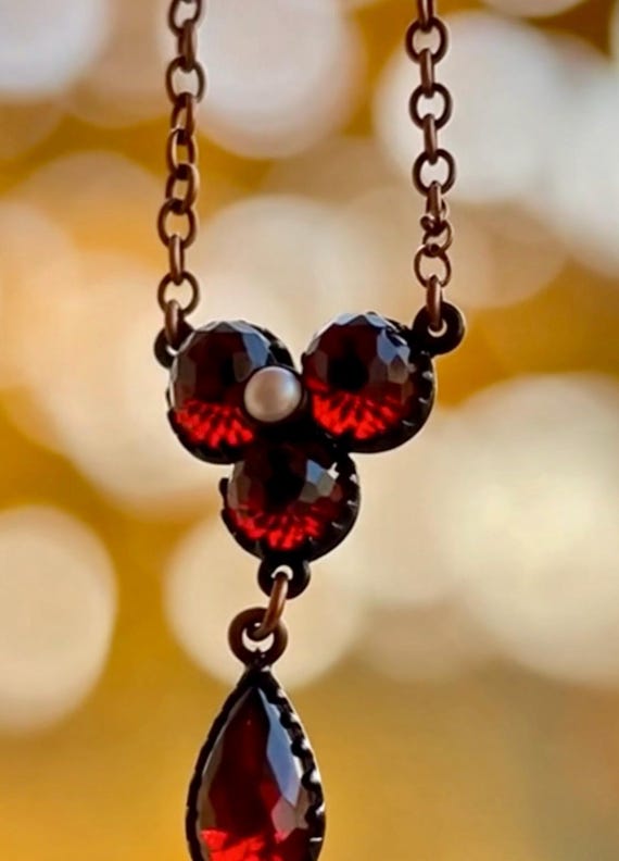 Bohemian garnet necklace with pearl
