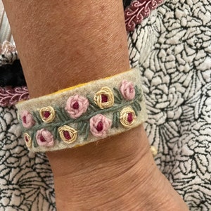 Handbroderat armband med 3D-motiv från ANEMONER