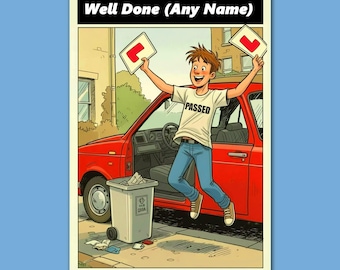 Puede incluir: Una tarjeta de felicitación con una ilustración de dibujos animados de una persona celebrando haber aprobado el examen de conducir. La persona salta frente a un coche rojo, sosteniendo dos señales de conductor aprendiz. El texto es "Well Done (Any Name)" y "Personalised on front & Inside".