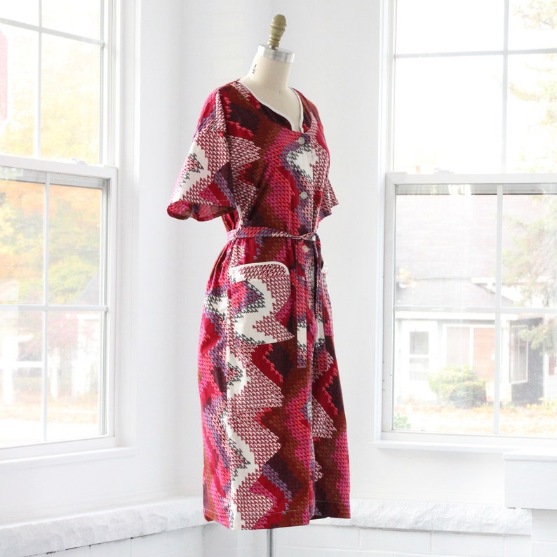 70s Psychedelic Button Front Lounge Dress Large XL Vintage 1970s Loungewear Cotton Red Pink Purple Geometric Hippie