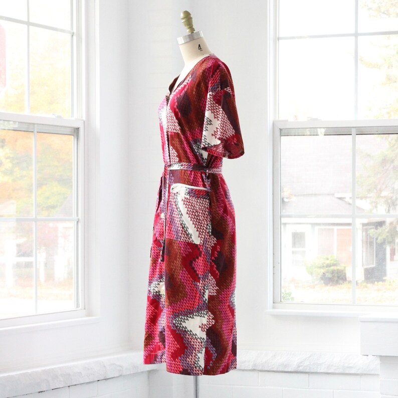 70s Psychedelic Button Front Lounge Dress Large XL Vintage 1970s Loungewear Cotton Red Pink Purple Geometric Hippie