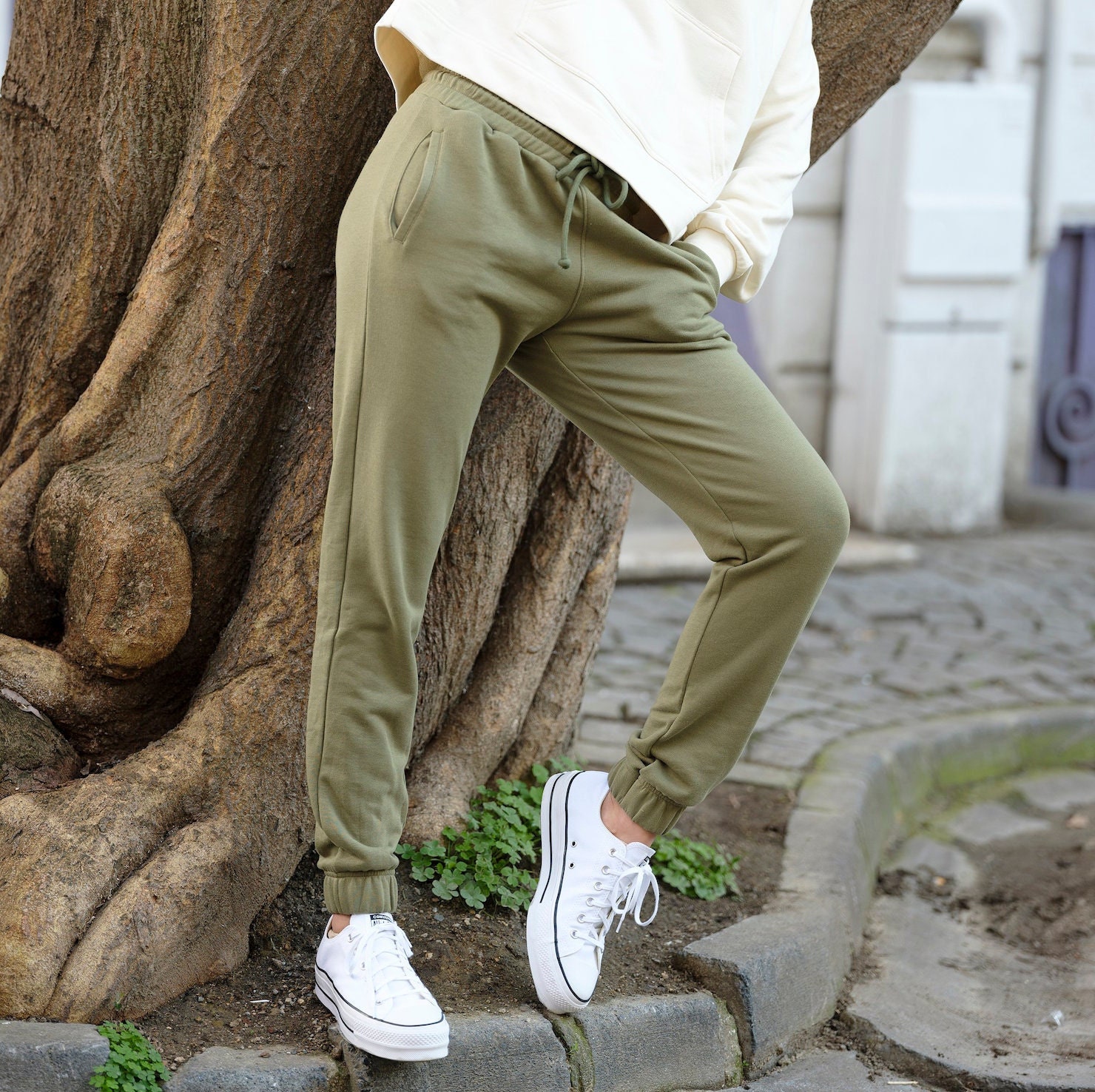 What color top goes with green jogger pants? 4FashionAdvice