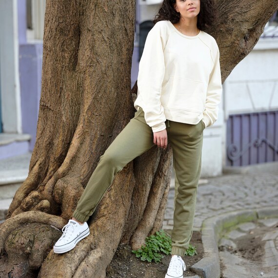 Olive green jogger pants | HOWTOWEAR Fashion