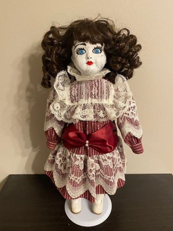 Muñeca de porcelana espeluznante España