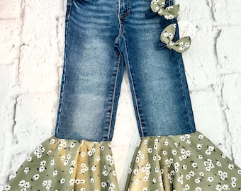 Pantalones vaqueros acampanados para niña talla 6, color verde oliva con estampado floral, confeccionados en mezclilla reciclada.