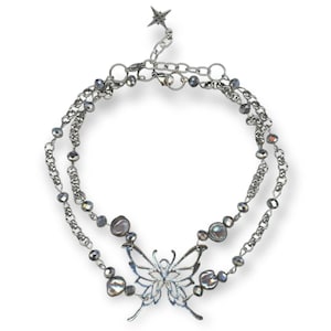 Könnte beinhalten: Eine silberne Kettenkette mit einem Schmetterlingsanhänger und irisierenden Perlen. Die Kette hat einen Sternanhänger oben.