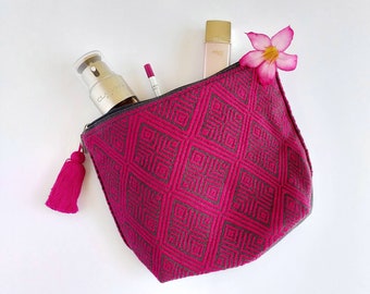 Pochette bohème et trousse de maquillage. Trousse de toilette brodée pour femme bohème, une pochette à fermeture éclair parfaite comme cadeau de Saint-Valentin pour elle.