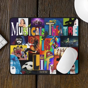 Puede incluir: Un tapete de ratón colorido con un collage de imágenes relacionadas con el teatro musical. El texto "Musical Theatre is Life" aparece en letras grandes y coloridas. El tapete de ratón también incluye el texto "No Day But Today".