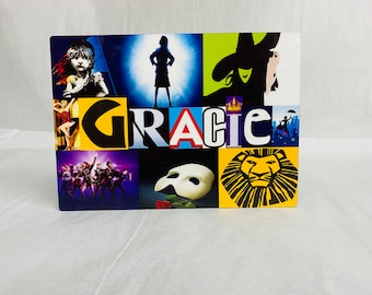 20 x 30 cm muziektheater gepersonaliseerd zelfstaand cadeau naam fotopaneel print, gratis sleutelhanger, jouw uniek ontwerp als muziektheatercadeau
