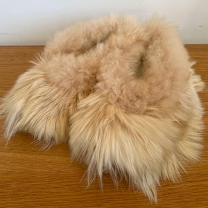 Beige pantoffels van alpacabont: met schapenvacht gevoerde gezellige instappers 4-5 UK Suri & Rubber