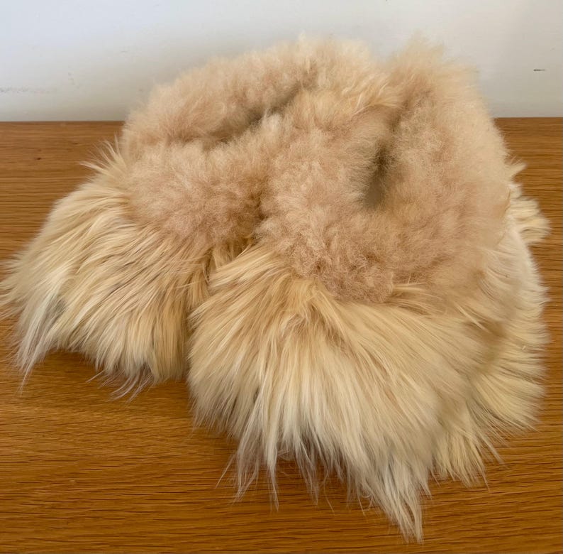 Beige pantoffels van alpacabont: met schapenvacht gevoerde gezellige instappers 4-5 UK Suri & Rubber