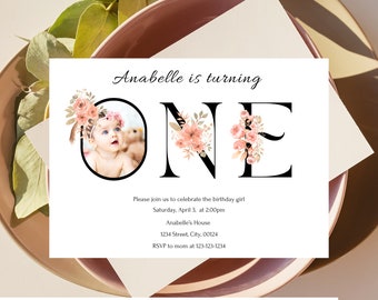 Invitación floral para primer cumpleaños: Flores rosadas (descarga digital)